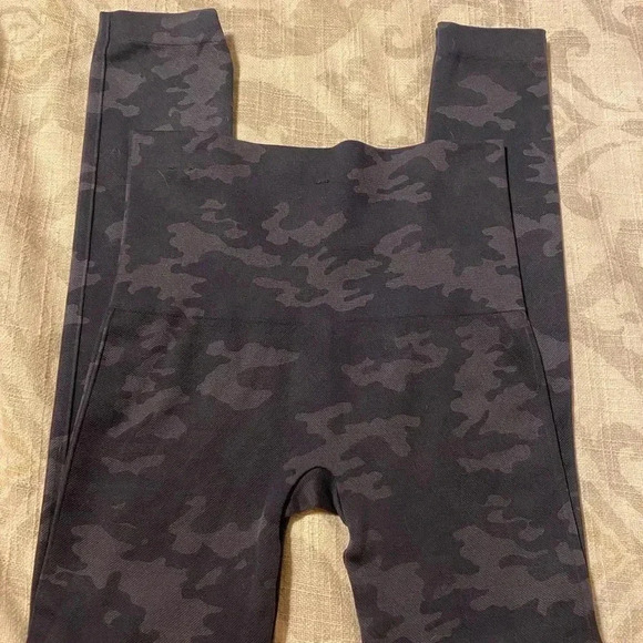 NWOT Spanx Look at me now camo leggings - Picture 3 of 6
